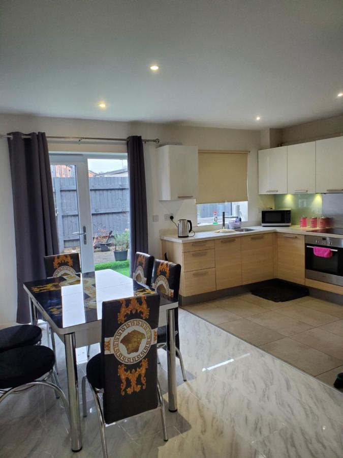Beautiful & Elegant 2 Bed Room House Manchester Bagian luar foto