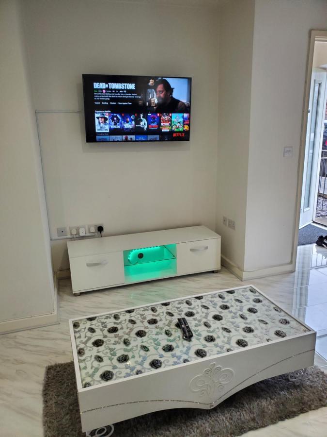 Beautiful & Elegant 2 Bed Room House Manchester Bagian luar foto